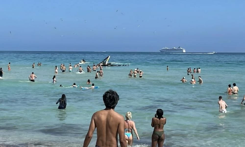 Μαϊάμι: Η στιγμή που ελικόπτερο πέφτει δίπλα σε λουόμενους σε παραλία